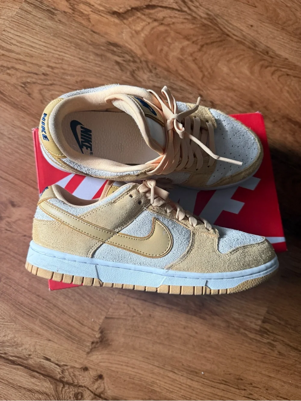Nike Kids Low-Top Sneakers in Pale Yellow and White with Blue Logo